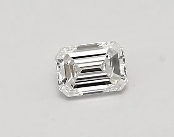 Diamante smeraldo da 0,30 ct coltivato in laboratorio (colore E, purezza VVS2, certificato IGI)